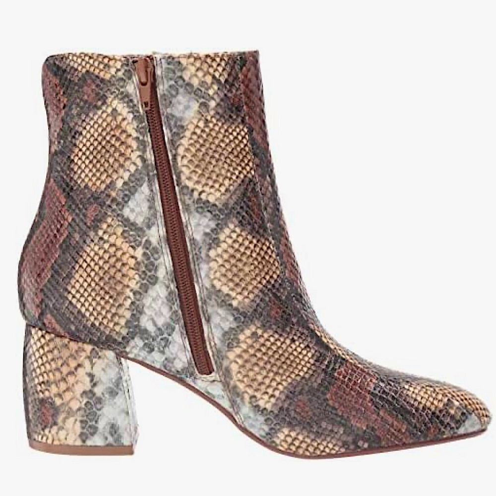 Chinese Laundry Women's Davinna Ankle Boot
DAVINNA SNAKE
Sz 7
NWT - Picture 3 of 8